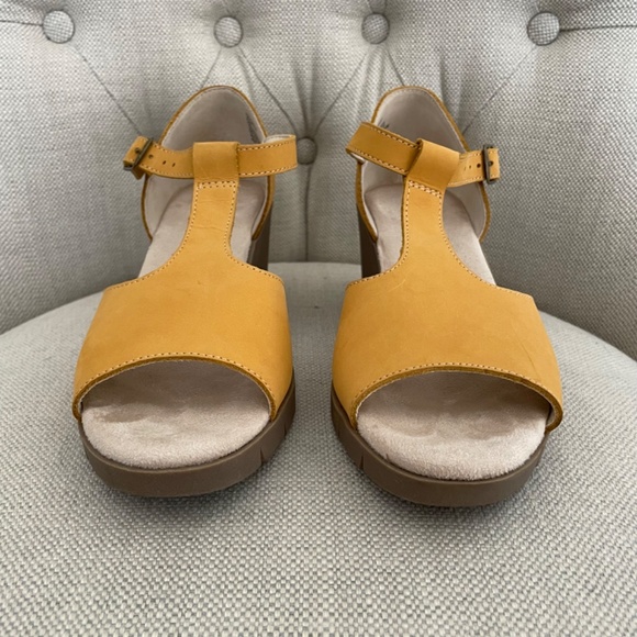 Cliffs by White Mountain Peep Toe T-Strap Wedge Sandal Mustard Leather Sz 8.5 - Picture 3 of 11
